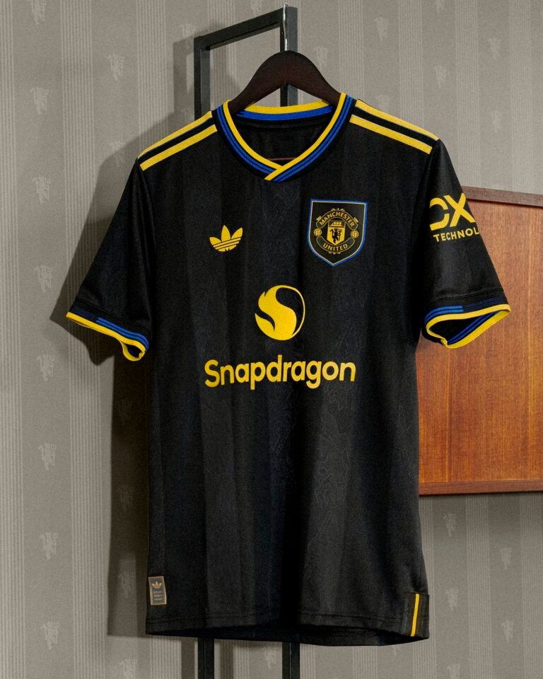 Camisa do Manchester United 25/26 inspirada em Cantona e no “Kung Fu”